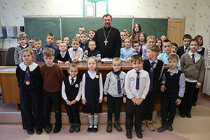 Беседа священника с учащимися в Кабаковской школе