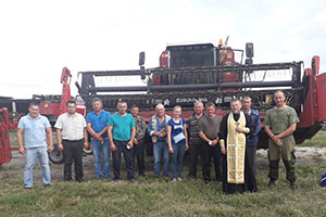 Молебное пение и чин освящения зерноуборочной техники в ОАО «Песковское»
