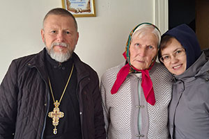 Настоятель храма Святой Живоначальной Троицы в аг.Пески поздравил с Днём матери представительниц старшего поколения
