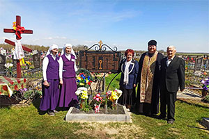 Священнослужитель совершил чин освящения мемориальной доски в память о погибших земляках