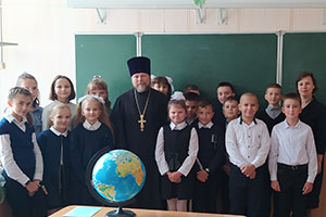 Выступление священника на торжественной линейке, посвящённой началу учебного года в Песковской СШ