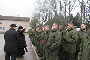 Совершение молитвы перед началом экзаменов в 16 полку РЭБ