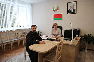 Священнослужитель поздравил с Рождеством Христовым руководителей и работников в аг. Малеч
