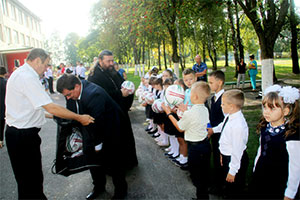 Священнослужитель посетил школьную линейку в Первомайской СШ