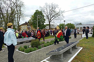 Митинг у памятника погибшим воинам в аг. Междулесье