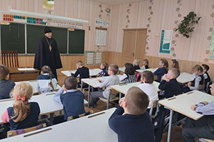 Беседа священнослужителя с учащимися ГУО «Песковская СШ»
