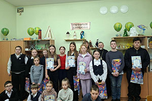 Встреча священнослужителя с юными участниками кружка «Творчество без границ» в аг. Пески