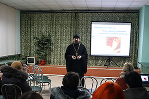 Священнослужитель принял участие в родительском собрании в Кабаковской школе