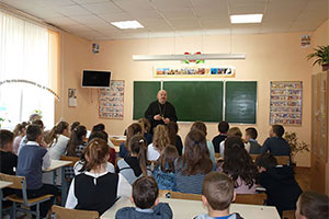 В Березовской базовой школе священнослужитель провел беседу «О силе доброго слова»