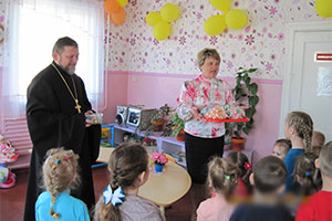 Священнослужитель посетил детский сад аг. Пески.