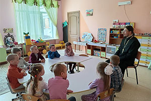 Священнослужитель провел беседы в детском саду и школе аг. Сигневичи