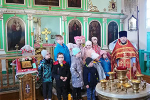 Священник поздравил детей с праздником святой Пасхи в агрогородке Пески