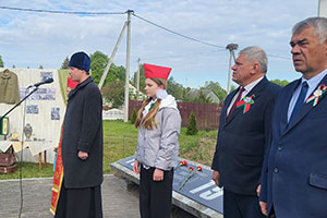 Митинг у памятника погибшим воинам-односельчанам в аг. Междулесье