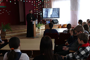 Беседа священнослужителя в Малечской школе 