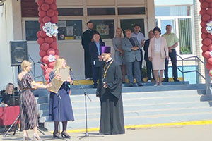 Священнослужители Серафимовского храма приняли участие в школьных торжествах