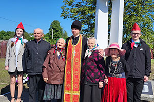 Митинг у памятника погибшим воинам-односельчанам в аг. Междулесье