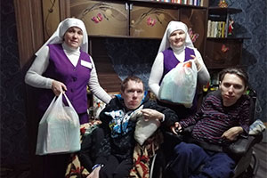 Сестры милосердия посетили инвалидов-колясочников