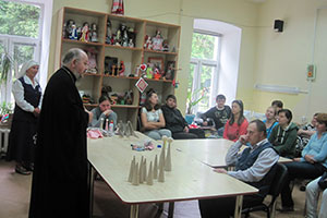 Беседа «О празднике Святой Троицы» состоялась в отделении дневного пребывания для инвалидов г. Берёзы.