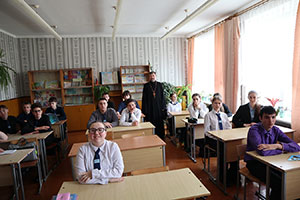 Беседа священнослужителя с учащимися 9 класса в Малечской школе на тему: «Как не попасть под влияние религиозных сект»