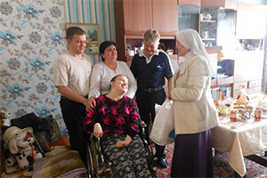 Сёстры милосердия поздравили инвалидов и одиноких людей с праздником Пасхи 