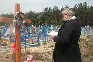Освящение креста на кладбище д. Ставки Берёзовского района.
