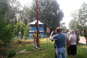 Освящение креста в деревне Черняково.